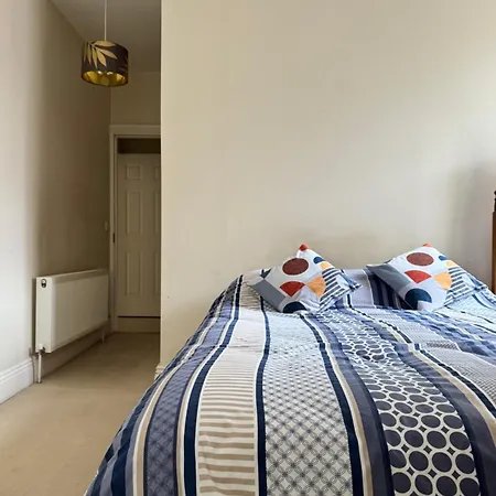 Privatunterkunft Double Bedroom With Private Bathroom Close To *