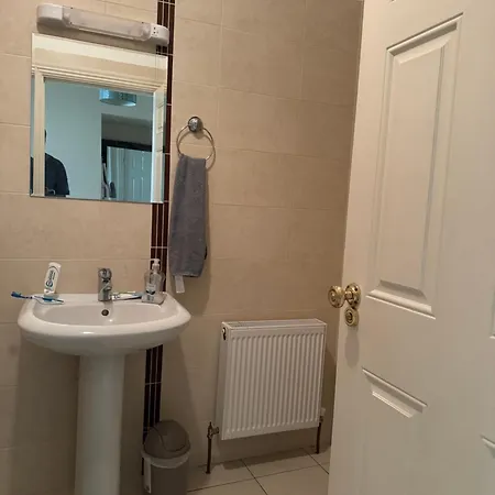 Проживание в семье Double Bedroom With Private Bathroom Close To Корк