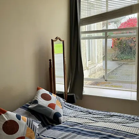 Double Bedroom With Private Bathroom Close To 科克